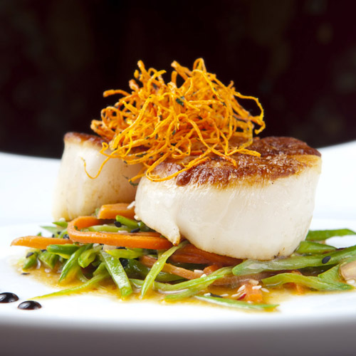 Roasted king scallops, asians spiced vegetables and carrot hair